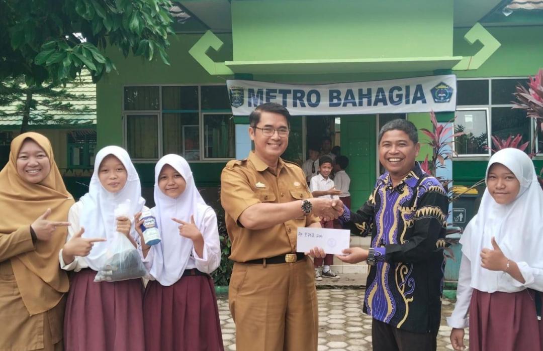 SDN 6 Metro Serahkan Donasi Program Berbagi Sembako Lebaran kepada DT Peduli Metro 