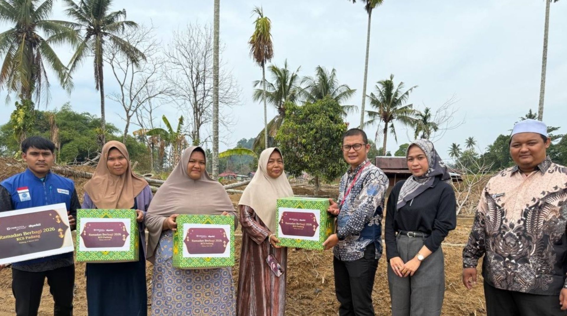 Bingkisan Lebaran CIMB Niaga Syariah Hadirkan Senyum Korban Banjir di Gurun Laweh 