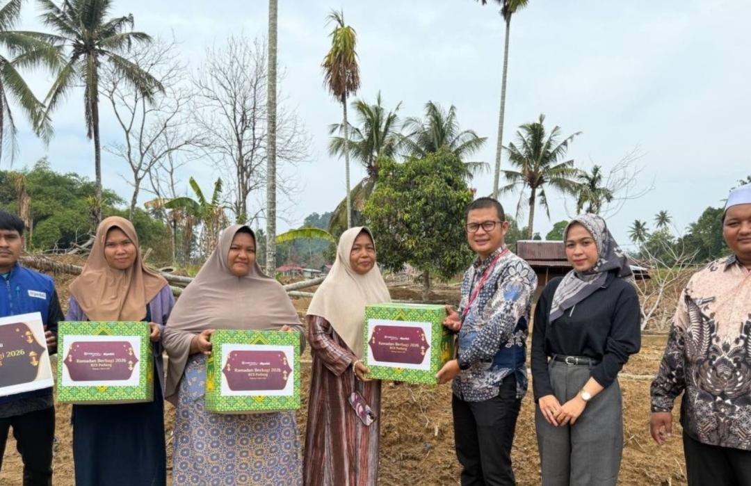 Bingkisan Lebaran CIMB Niaga Syariah Hadirkan Senyum Korban Banjir di Gurun Laweh 