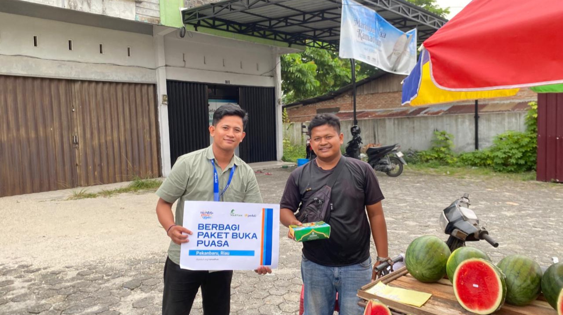 Berharap Berkah Ramadhan, DT Peduli Riau dan Majelis Taklim Maryam Berbagi Paket Buka Puasa 