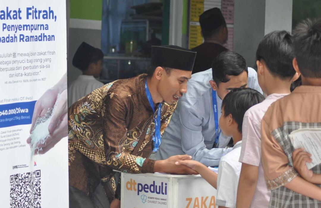 DT Peduli Bersama SDIT Iqra Serang Gelar Pelayanan Zakat  