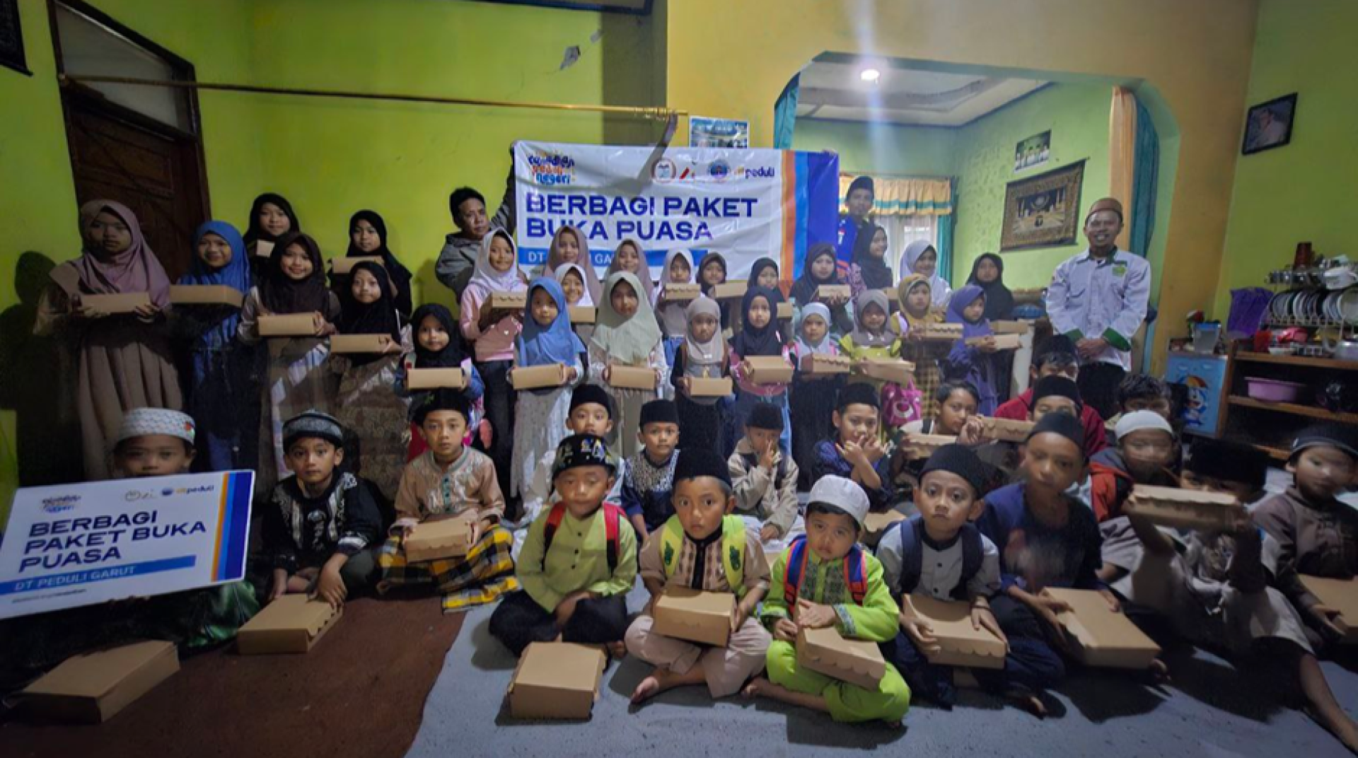 DT Peduli Garut dan LAZ Panas Bumi Darajat Gelar Buka Puasa Bersama untuk Santri Madrasah dan Jamaah Majelis Taklim 