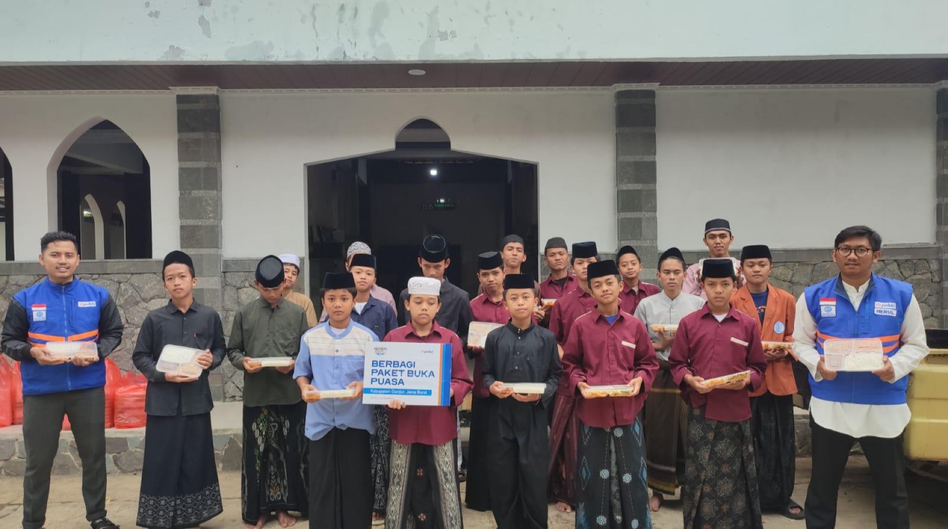 DT Peduli Cianjur Salurkan Paket Buka Puasa dan Jumat Berkah di Ponpes Miftahul Huda Rancagoong