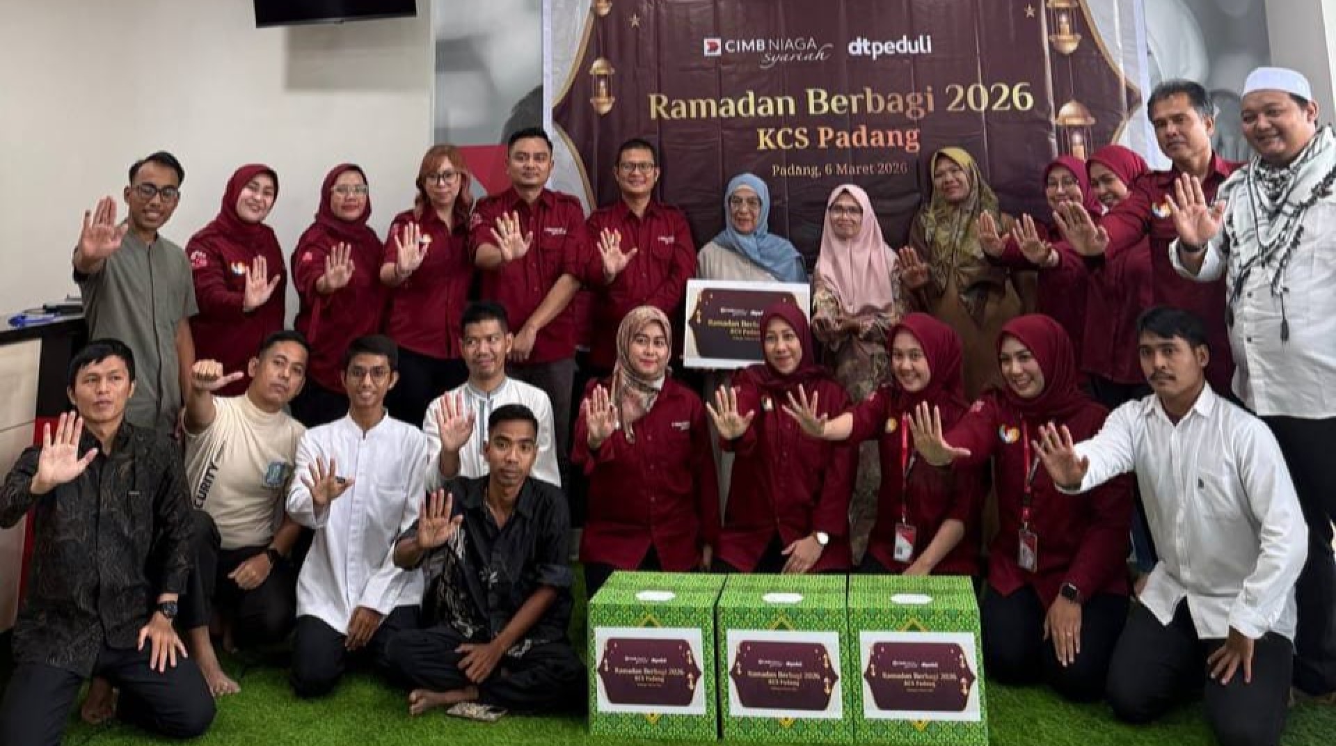 DT Peduli Sumbar dan CIMB Niaga Syariah Gelar Buka Puasa dan Salurkan Bingkisan untuk Penyintas Banjir Gurun Laweh 