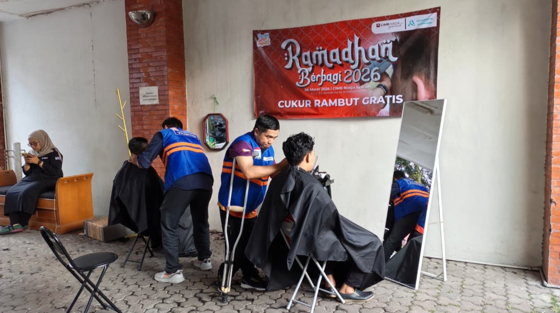 Bersama CIMB Niaga Syariah, DT Peduli Bandung Gelar Cukur Gratis