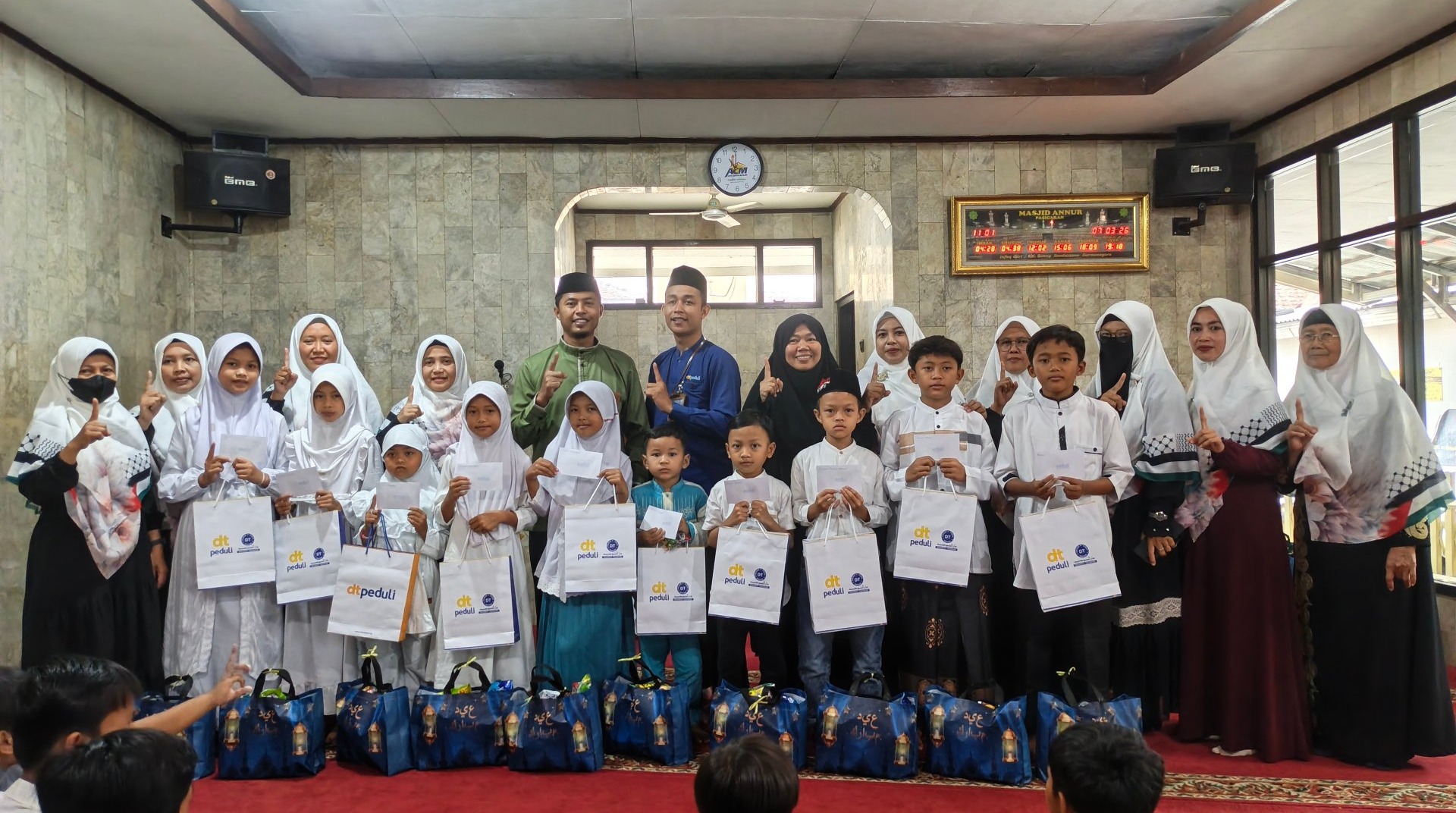 DT Peduli Bandung Bahagiakan Anak Yatim dengan Beri Santunan di Masjid Annur Pasigaran 