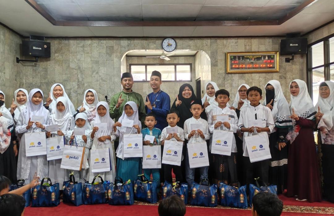 DT Peduli Bandung Bahagiakan Anak Yatim dengan Beri Santunan di Masjid Annur Pasigaran 