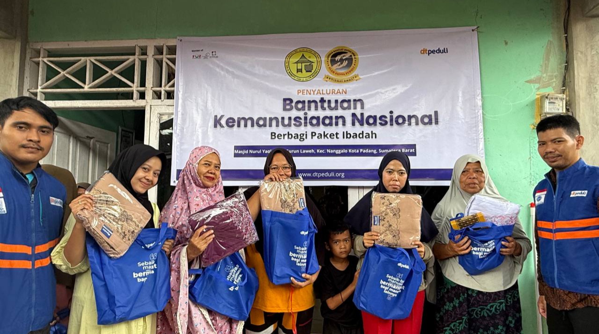 DT Peduli Sumbar dan Alam Sunda Berbagi 1000 Paket Ibadah untuk Penyintas Banjir di Gurun Laweh, Kota Padang 