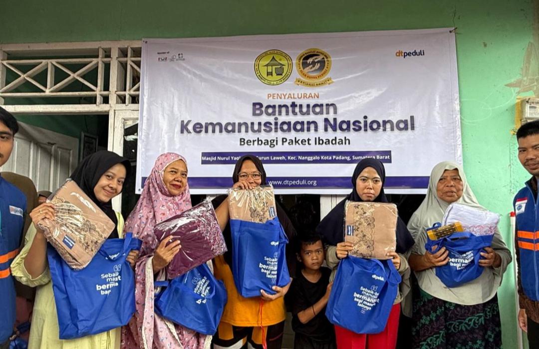 DT Peduli Sumbar dan Alam Sunda Berbagi 1000 Paket Ibadah untuk Penyintas Banjir di Gurun Laweh, Kota Padang 