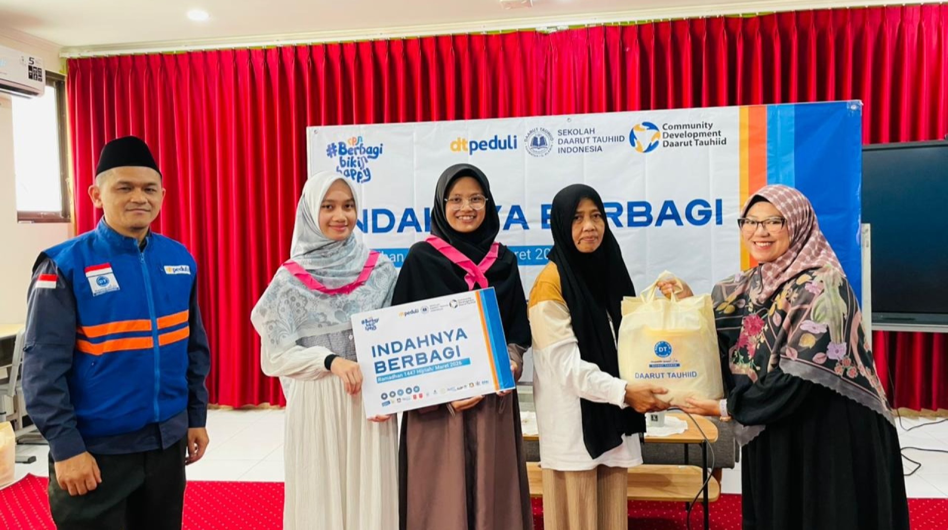 DT Peduli Bandung dan Sekolah Daarut Tauhiid Indonesia Gelar Kegiatan Indahnya Berbagi Bingkisan untuk Warga Gegerkalong 