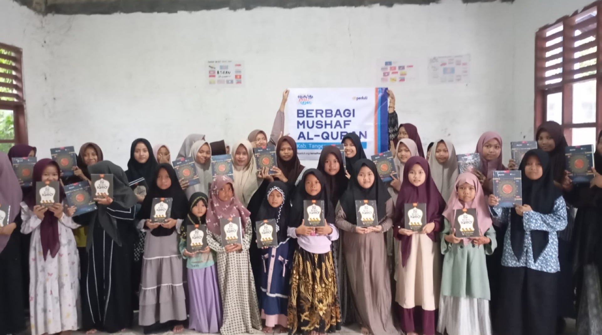 DT Peduli Banten Salurkan Mushaf Al-Qur’an dan Iqro ke Wilayah Pesisir Desa Kronjo 