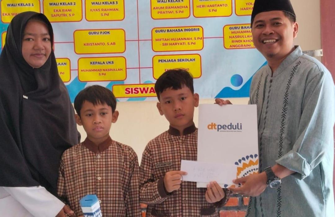 SDTQ Muhammad Al Fatih Metro Serahkan Donasi kepada DT Peduli Metro