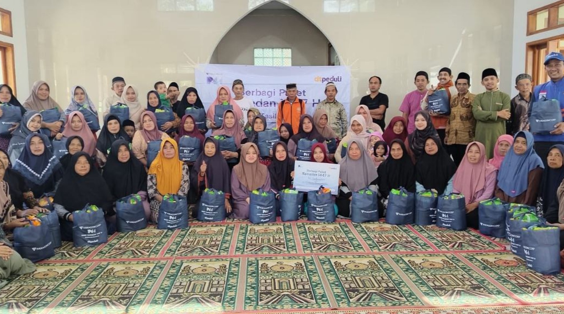 DT Peduli Tasikmalaya dan PT. Paragon Salurkan Bingkisan Paket Lebaran untuk Masyarakat Salawu 