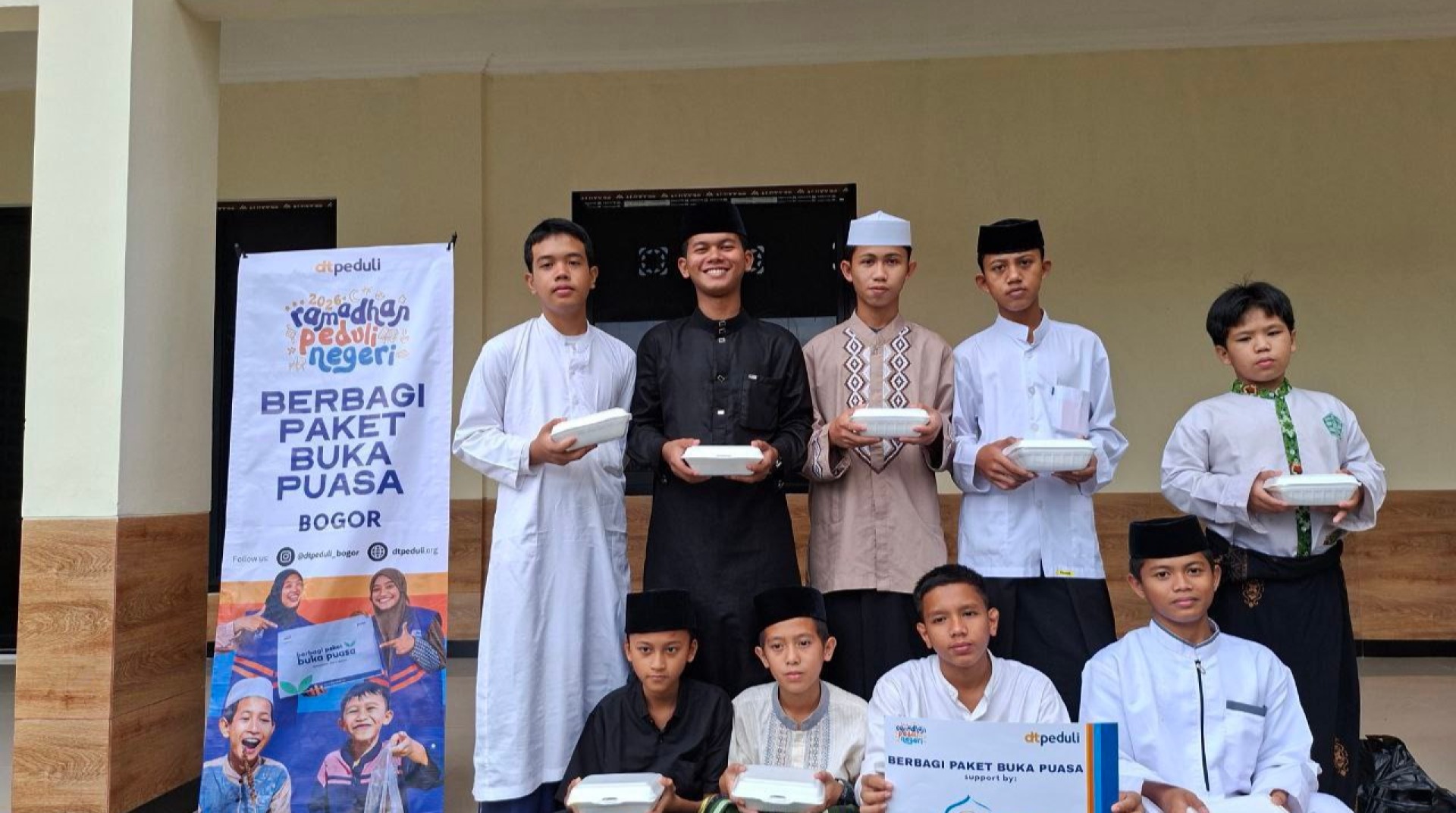 Semangat Berbagi di Bulan Suci, DT Peduli Bogor Salurkan Ratusan Paket Berbuka untuk Para Santri 