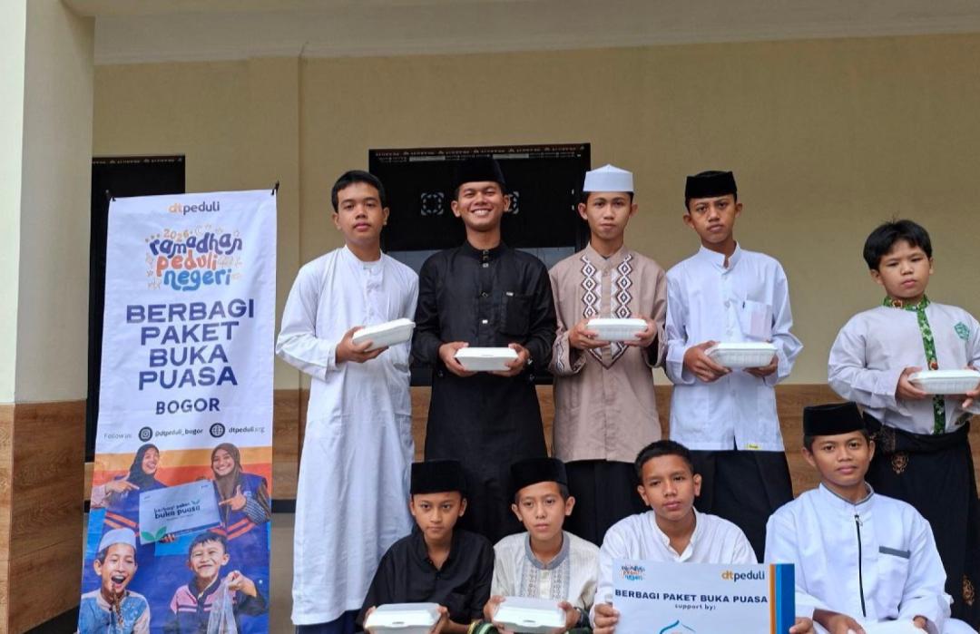 Semangat Berbagi di Bulan Suci, DT Peduli Bogor Salurkan Ratusan Paket Berbuka untuk Para Santri 