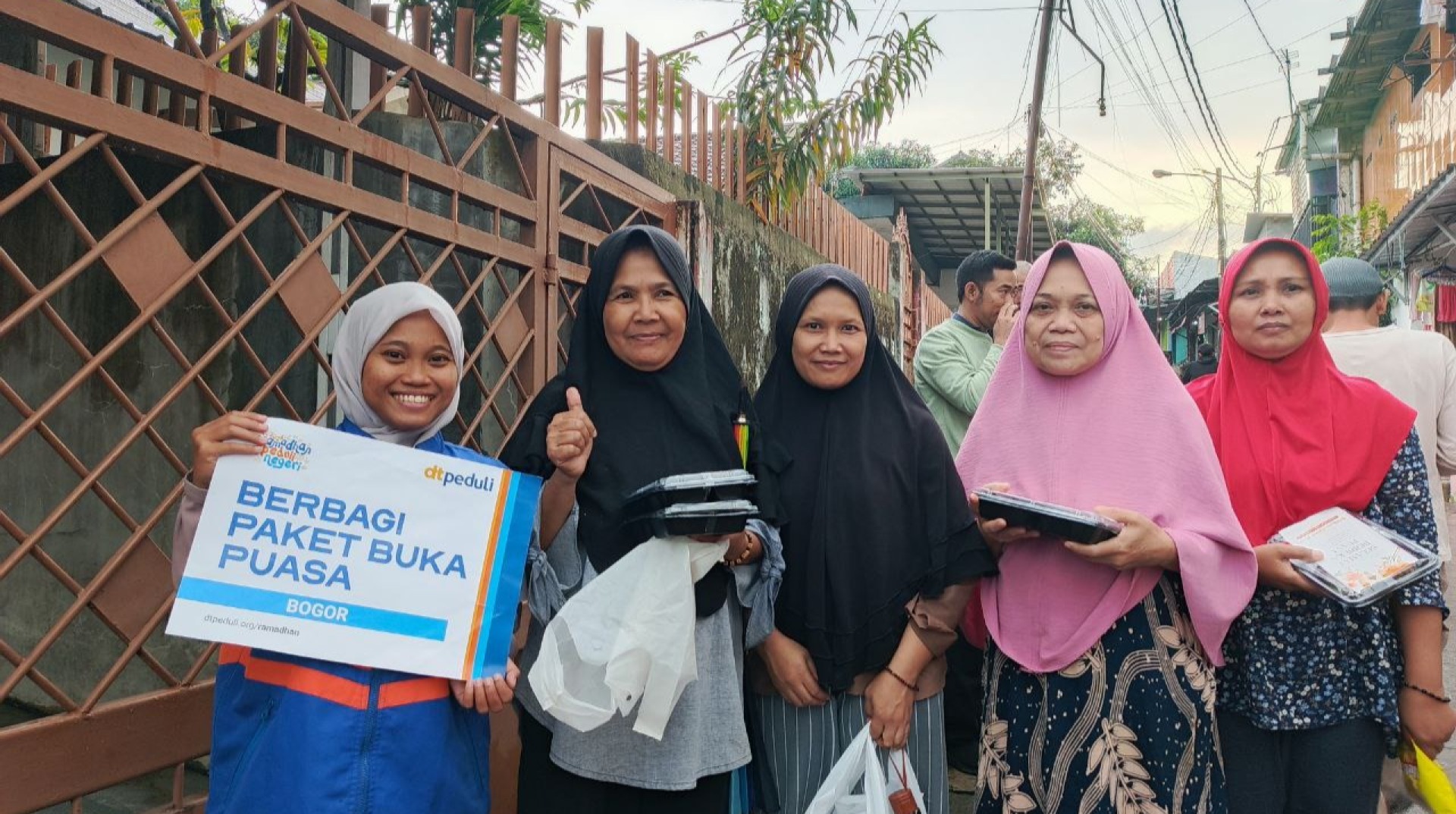 DT Peduli Bogor Bagikan Ratusan Paket Berbuka Puasa, Warga Gang Litih Tersenyum Bahagia 