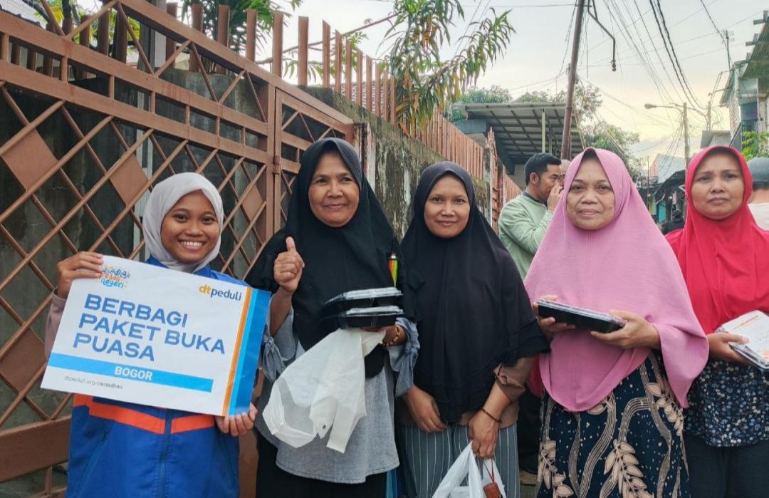 DT Peduli Bogor Bagikan Ratusan Paket Berbuka Puasa, Warga Gang Litih Tersenyum Bahagia 