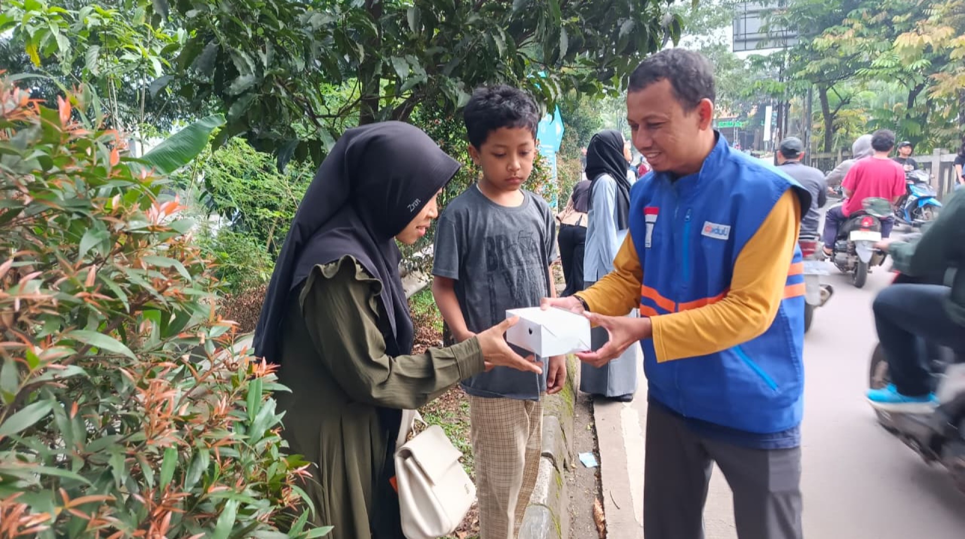 DT Peduli Banten Salurkan Paket Buka Puasa untuk Warga Sekitar Kemenag Tangerang Selatan 