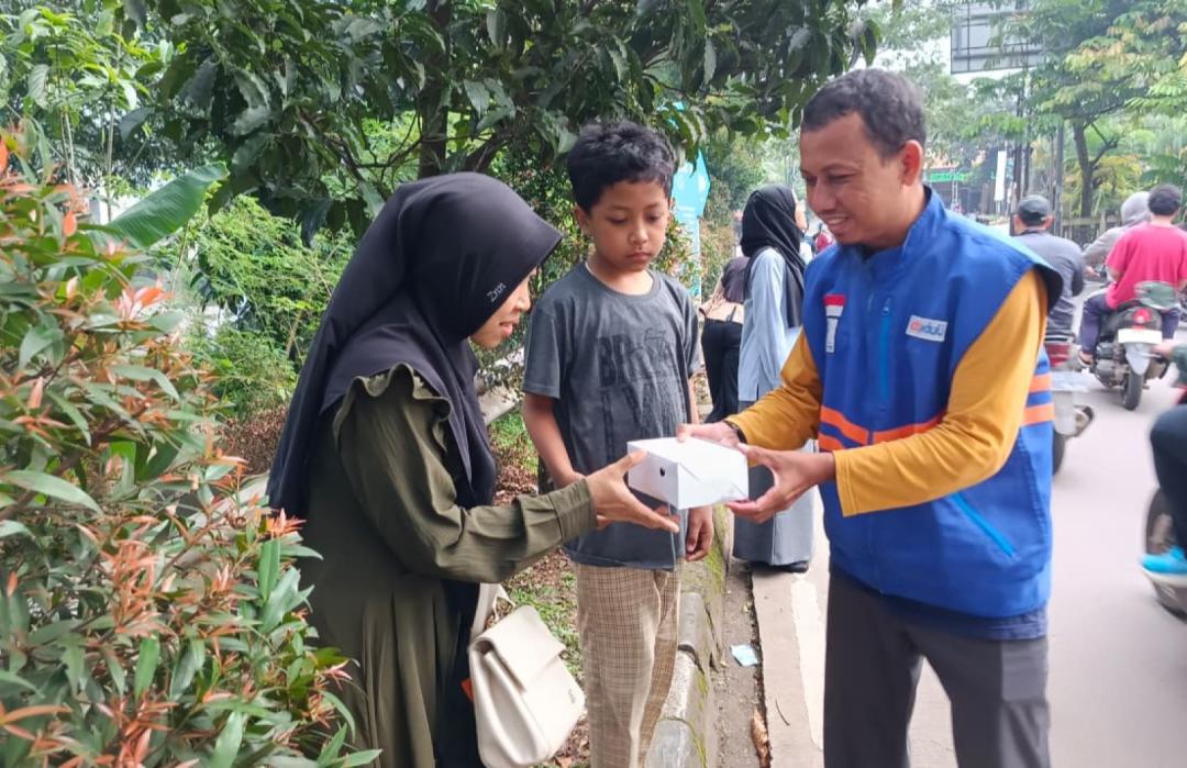 DT Peduli Banten Salurkan Paket Buka Puasa untuk Warga Sekitar Kemenag Tangerang Selatan 