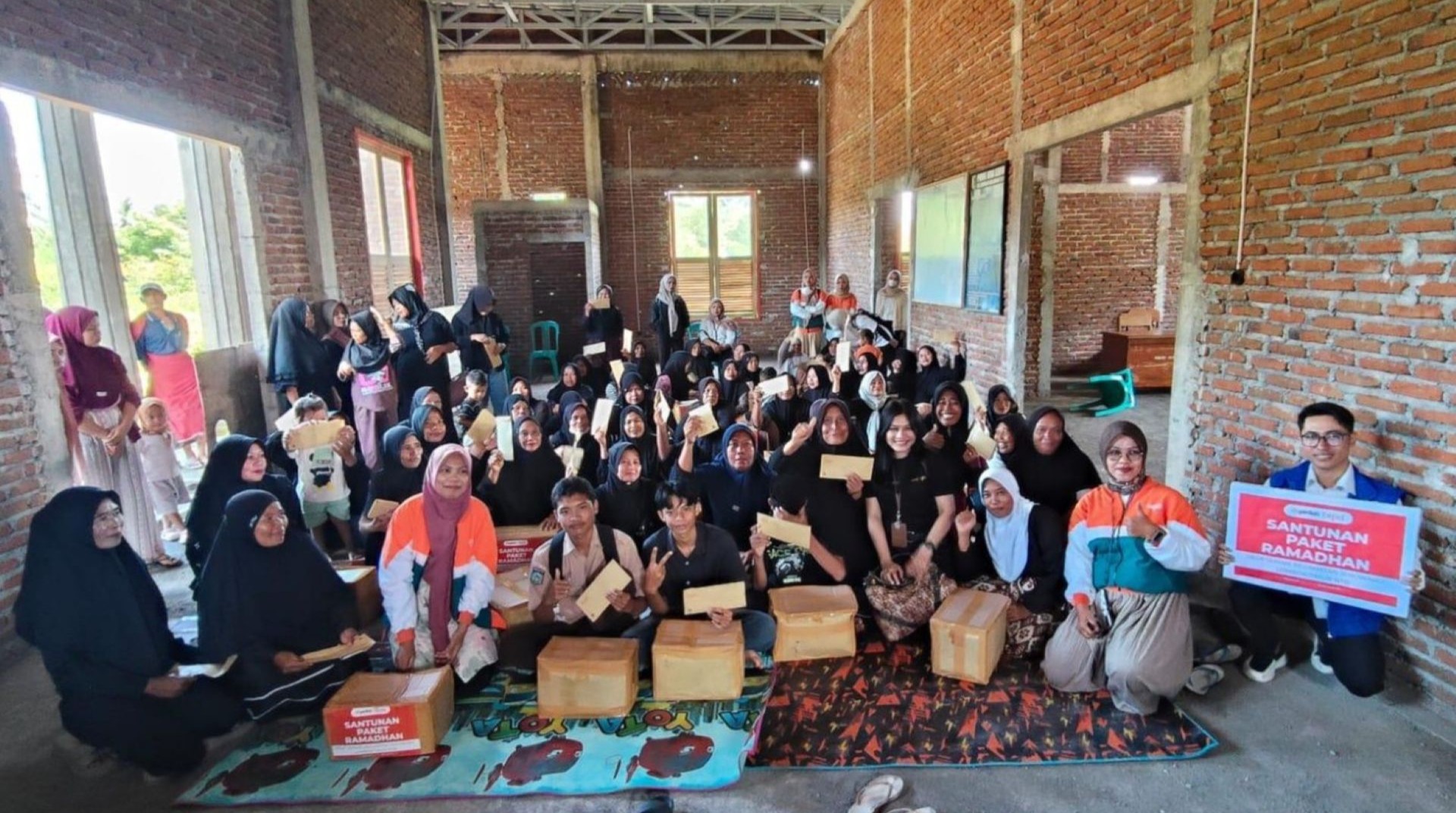 Hadirkan Senyum Yatim dan Dhuafa di Lombok, BTPN Syariah dan DT Peduli Salurkan Santunan Paket Ramadhan 