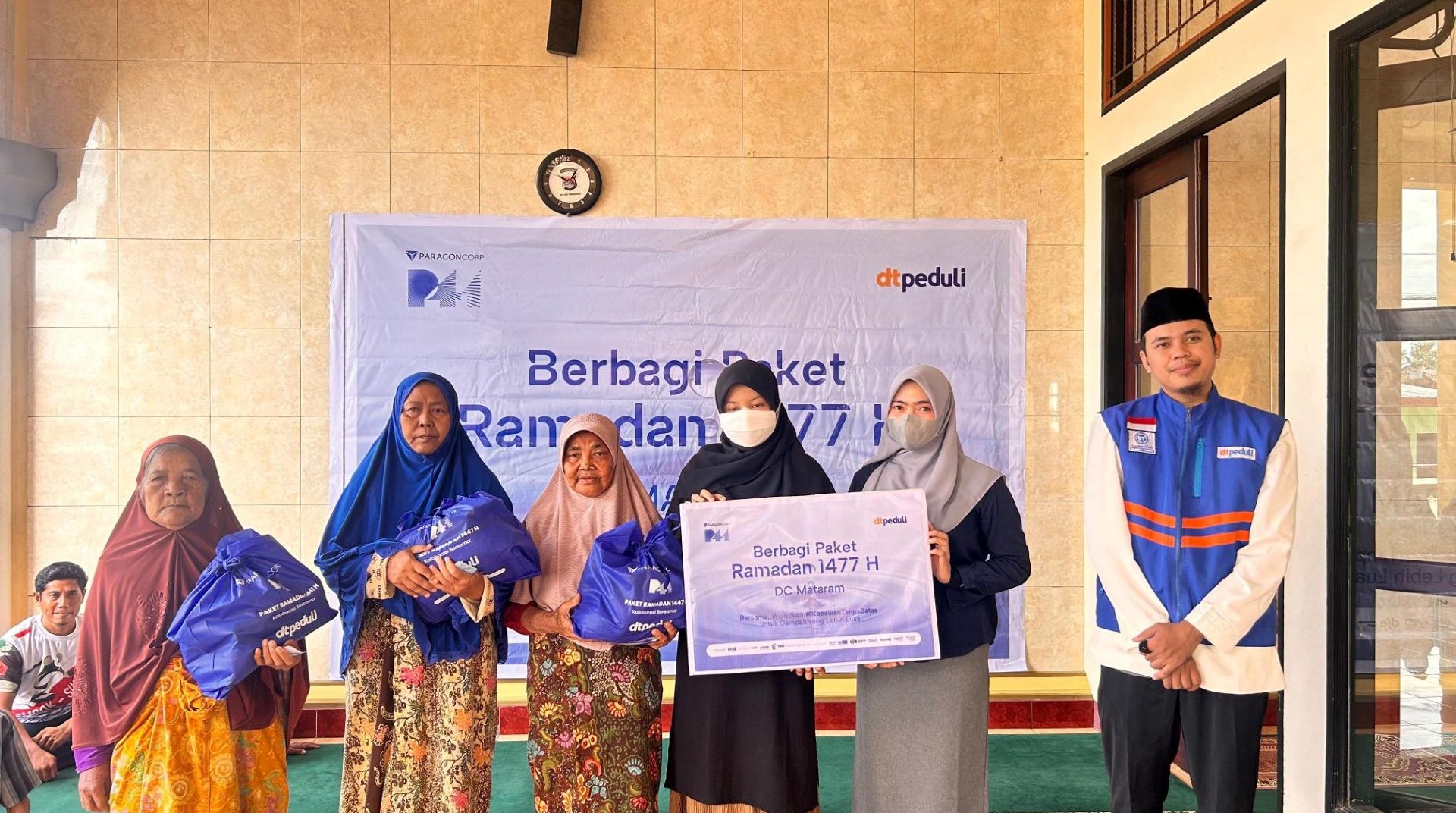 Gandeng DT Peduli, Paragon DC Mataram Salurkan Paket Sembako Ramadhan untuk Masyarakat Lombok 