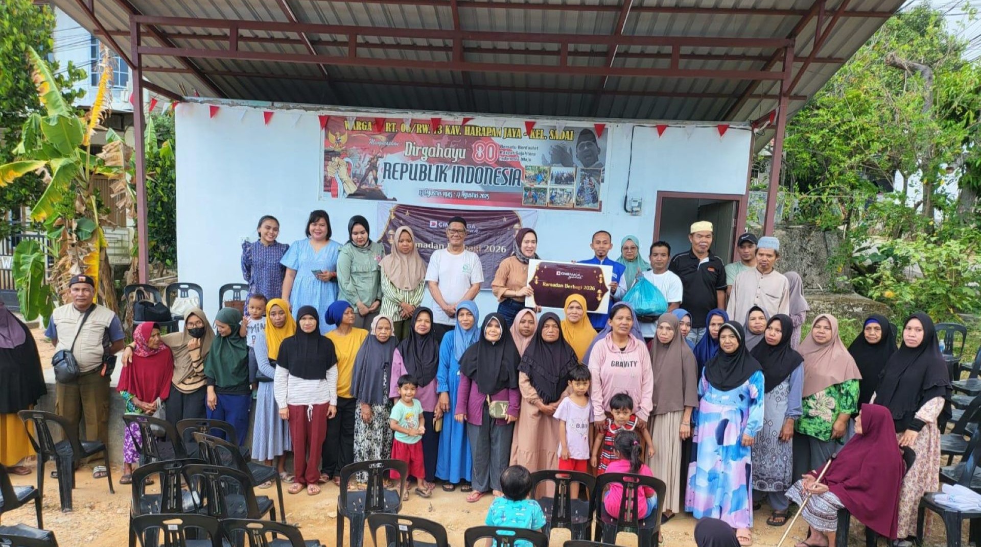 CIMB Niaga Syariah Batam Bersama DT Peduli Salurkan Paket Bingkisan Lebaran di Sadai Bengkong 