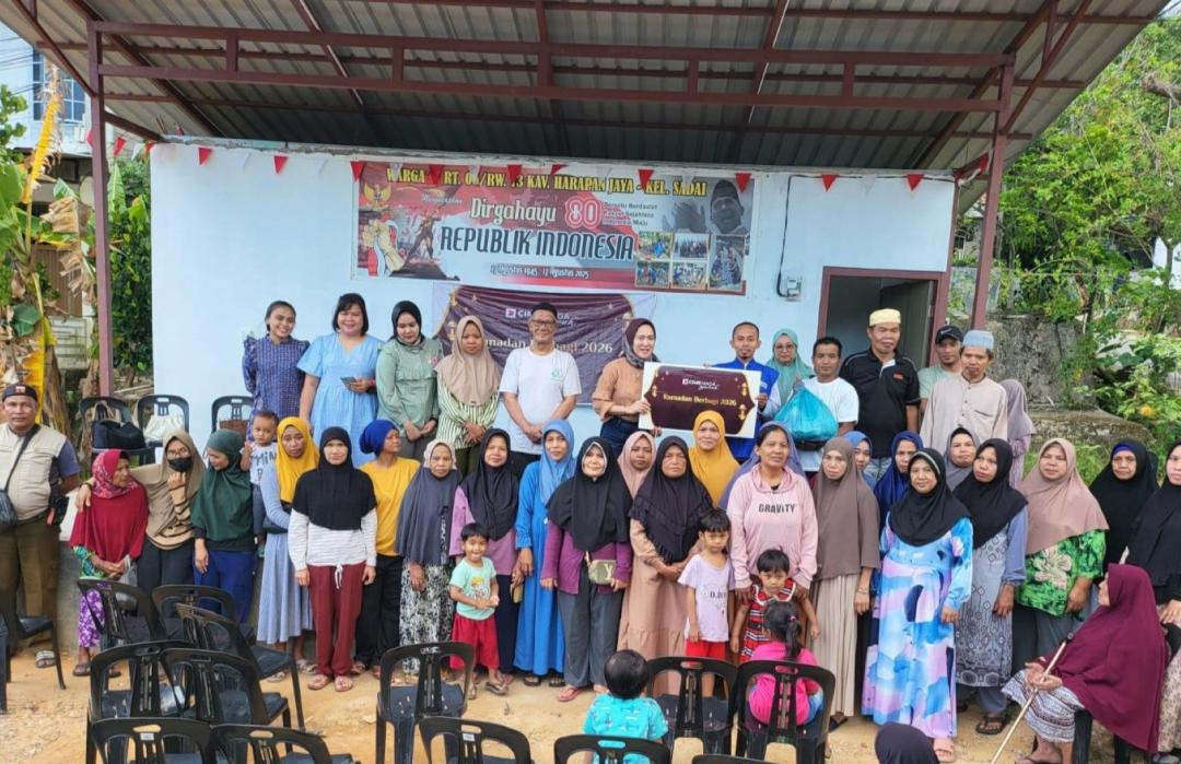CIMB Niaga Syariah Batam Bersama DT Peduli Salurkan Paket Bingkisan Lebaran di Sadai Bengkong 