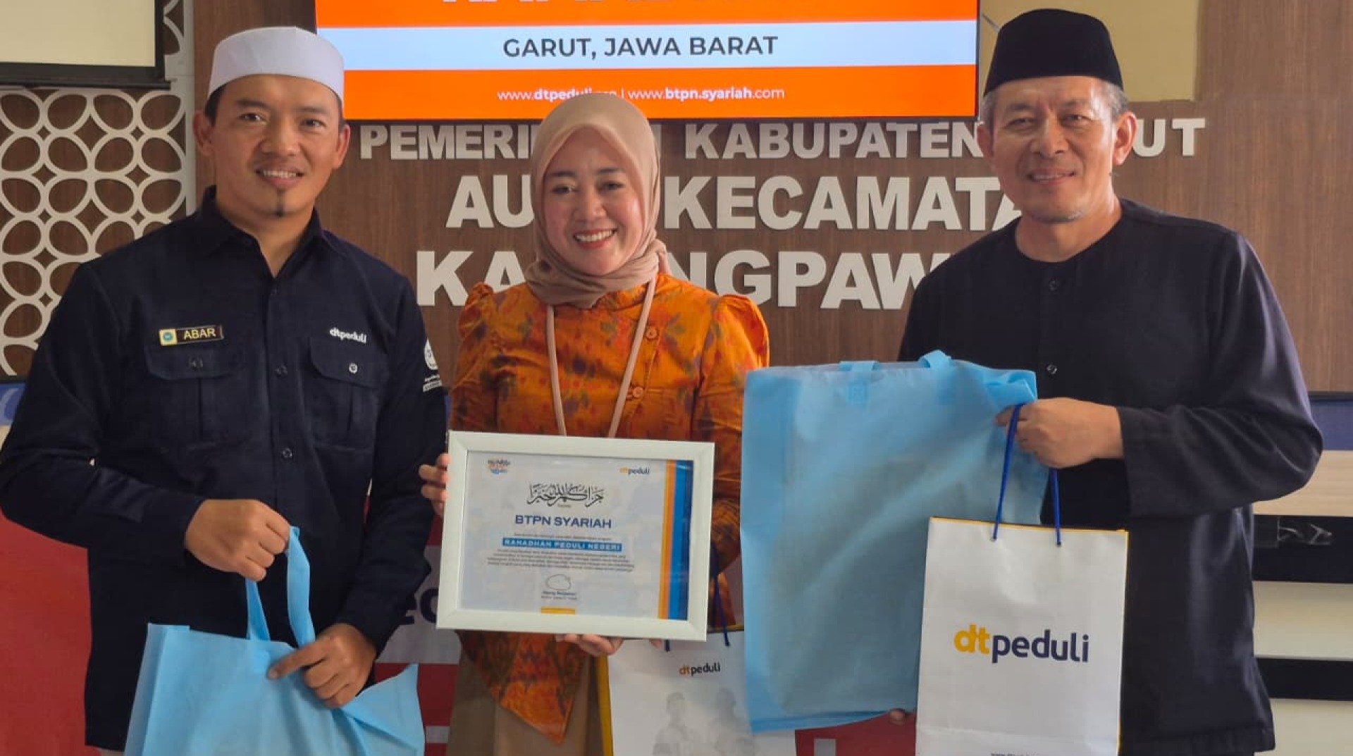 Sinergi Kebaikan, DT Peduli Garut dan BTPN Syariah Salurkan Santunan Paket Ramadhan di Karangpawitan