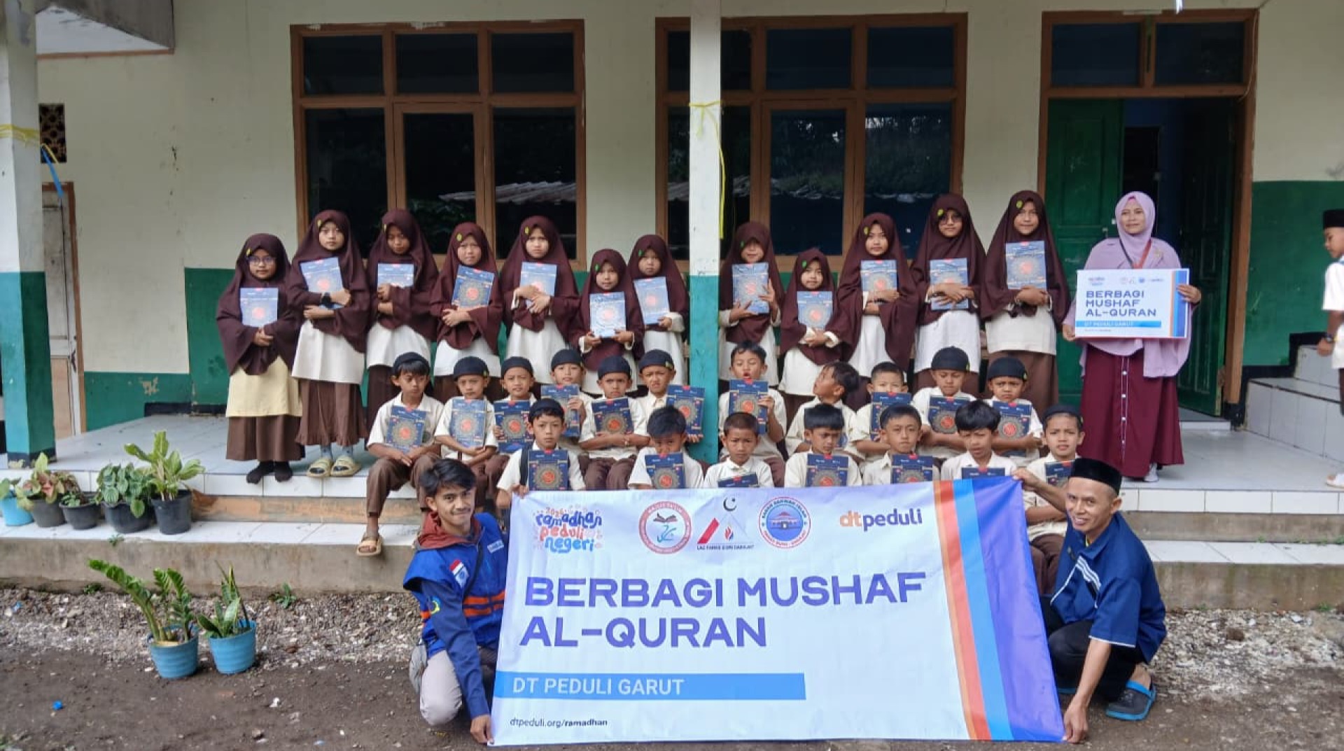 DT Peduli Garut dan LAZ Panas Bumi Darajat Salurkan Mushaf Al-Qur’an untuk Santri MDT Al-Barokah Padamulya