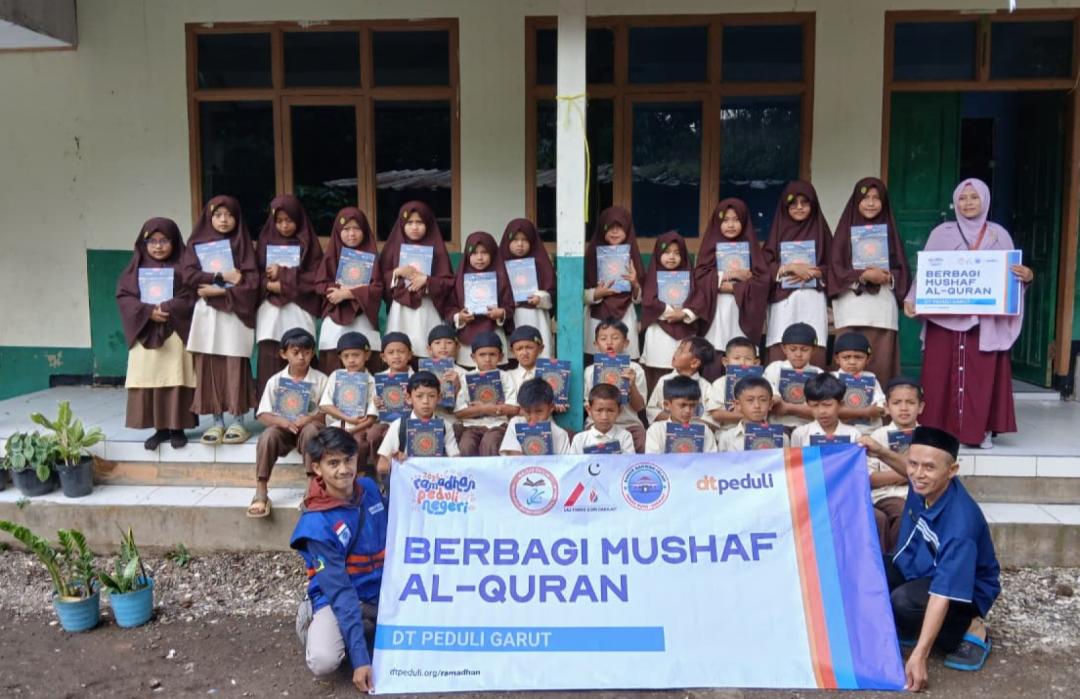 DT Peduli Garut dan LAZ Panas Bumi Darajat Salurkan Mushaf Al-Qur’an untuk Santri MDT Al-Barokah Padamulya