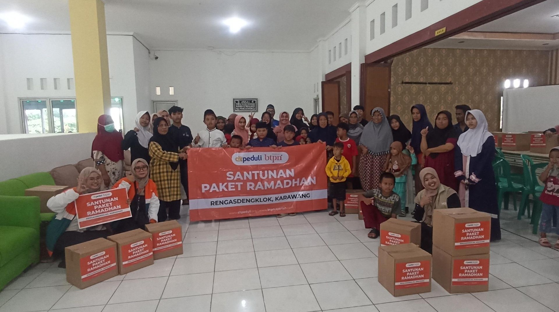 BTPN Syariah dan DT Peduli Bekasi Salurkan Santunan untuk Puluhan Yatim & Dhuafa di Rengasdengklok 