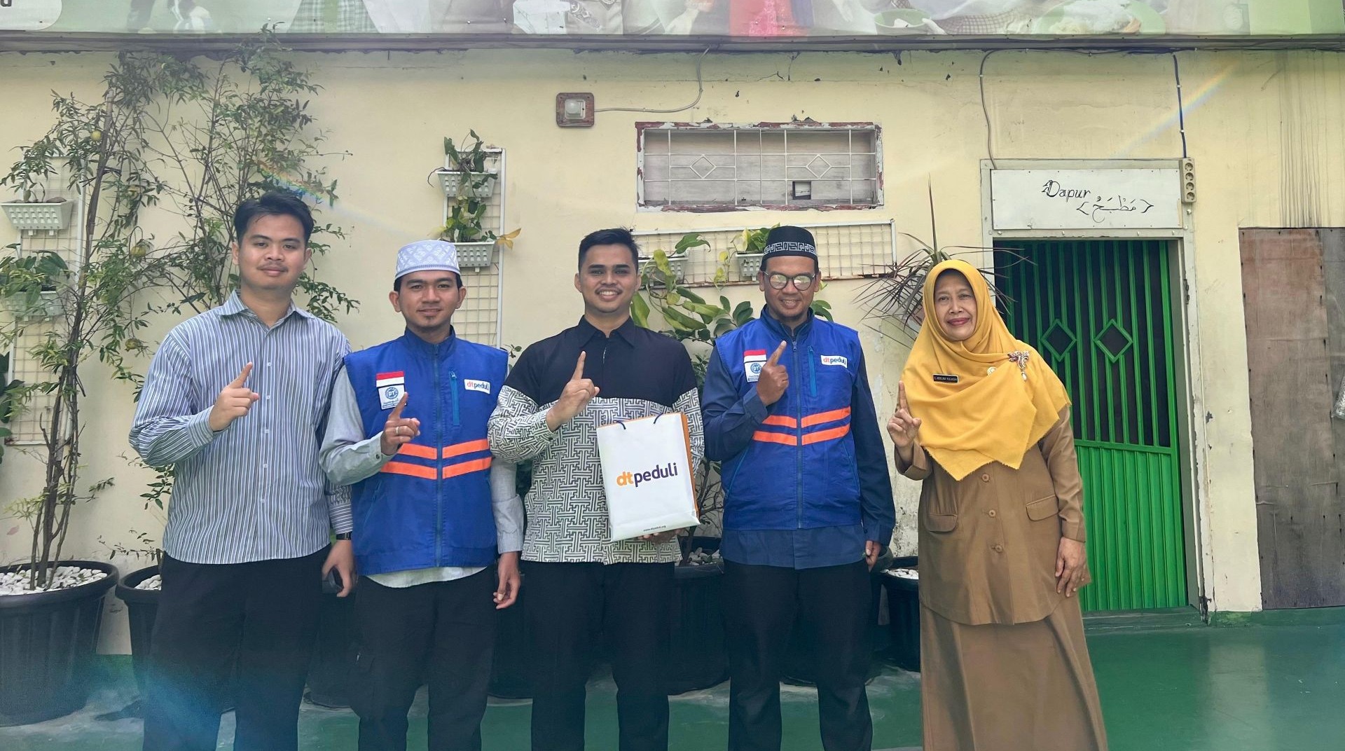 Sinergi Kebaikan, Sekolah Mutiara Hati Tangerang Percayakan Penyaluran Zakat Fitrah Melalui DT Peduli