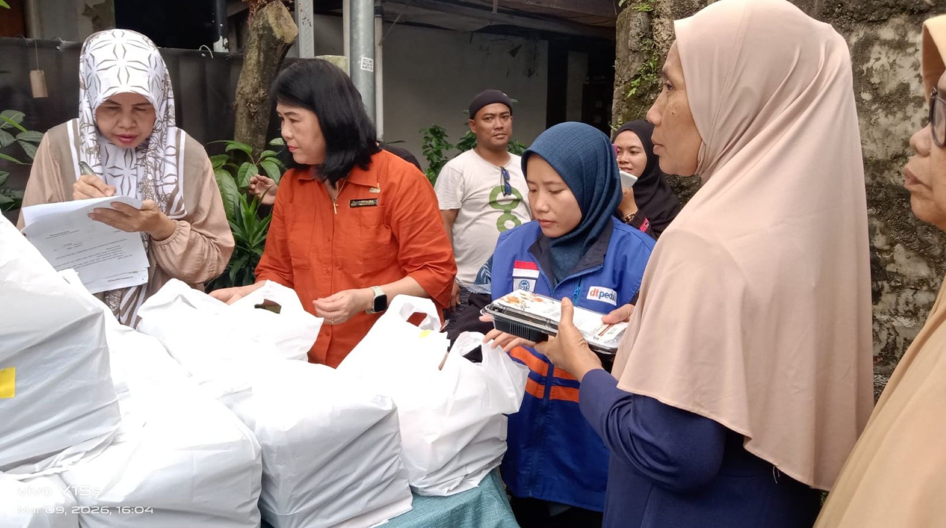 Sinergi Kebaikan di Jalan Ampera, DT Peduli dan Hachi Foundation Tebar Ratusan Paket Buka Puasa 