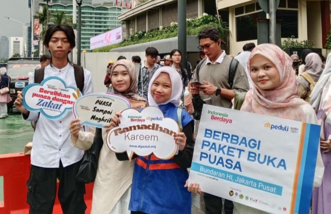 Aksi Indonesia Berdaya, Kemenkeu PM dan FOZ Bagikan 2.300 Paket Takjil di Bundaran HI 