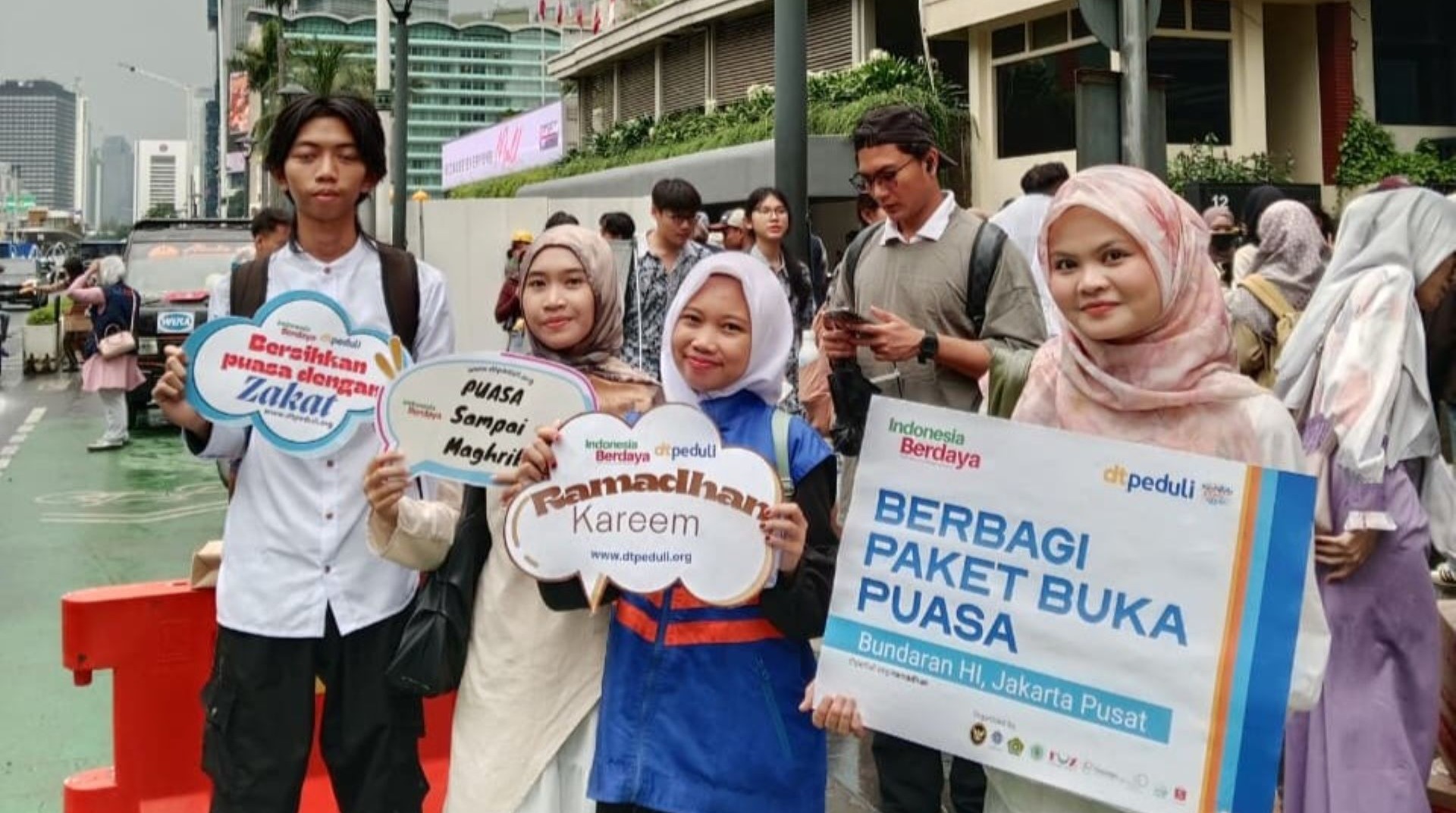 Aksi Indonesia Berdaya, Kemenkeu PM dan FOZ Bagikan 2.300 Paket Takjil di Bundaran HI 
