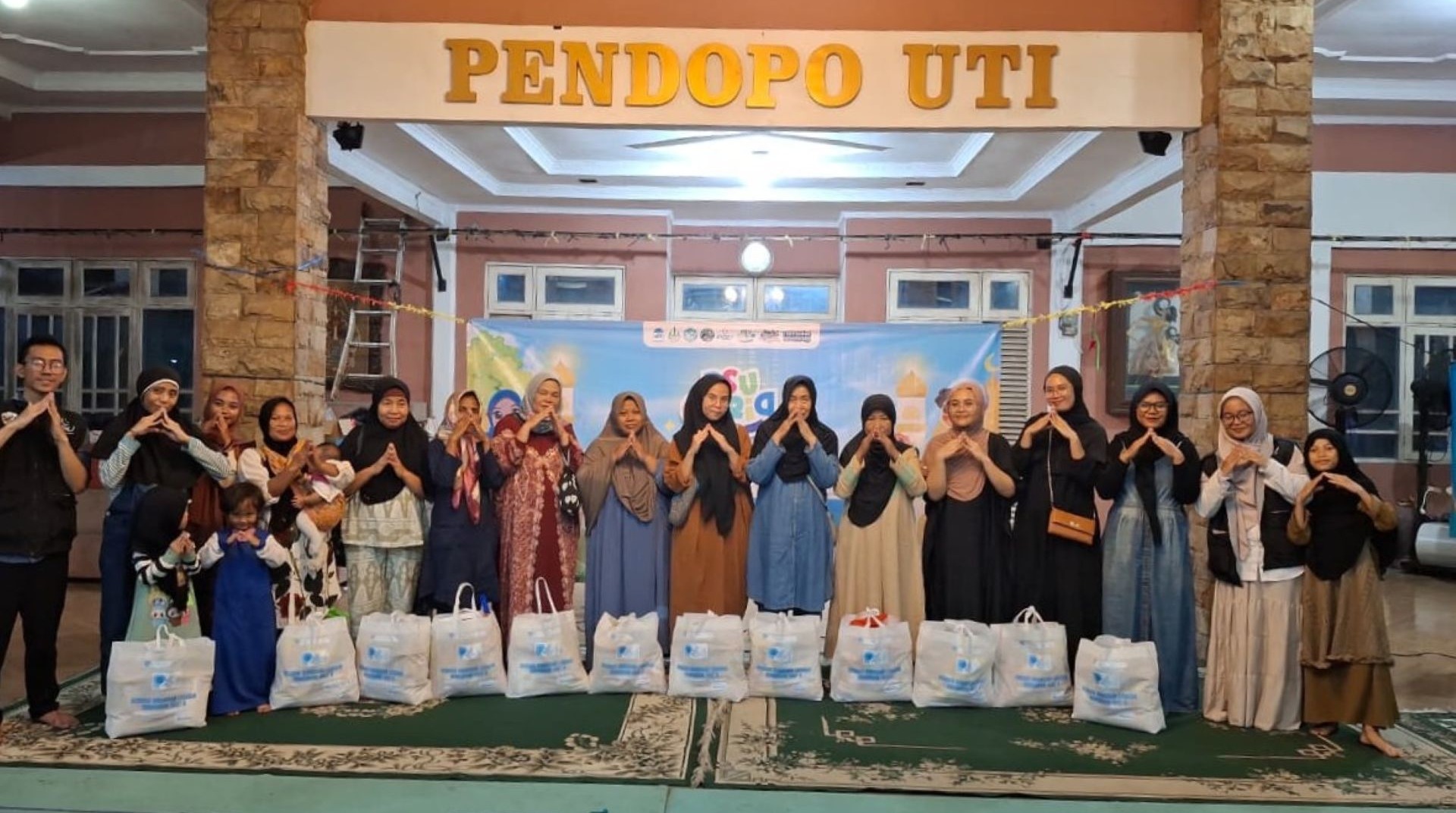 Hadirkan Kebahagiaan di Kampung Pemulung, DT Peduli dan FSLDK UIN Jakarta Salurkan Bingkisan Lebaran