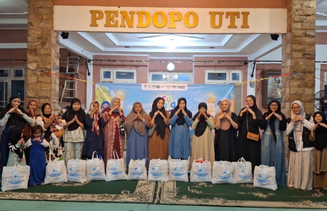 Hadirkan Kebahagiaan di Kampung Pemulung, DT Peduli dan FSLDK UIN Jakarta Salurkan Bingkisan Lebaran