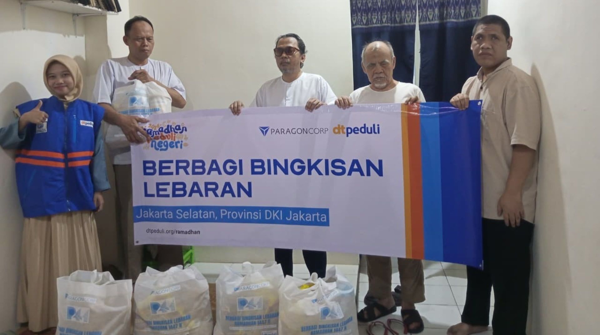 DT Peduli Salurkan Bingkisan Lebaran untuk Komunitas Pijat Tunanetra Pasar Santa