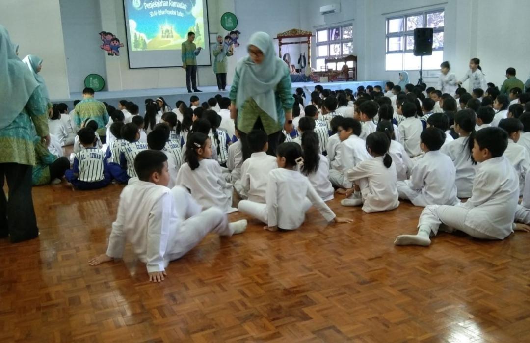 Tumbuhkan Empati Sejak Dini, SD Islam Al-Azhar Bersama DT Peduli Gelar Dongeng Inspiratif dan Galang Dana untuk Palestina