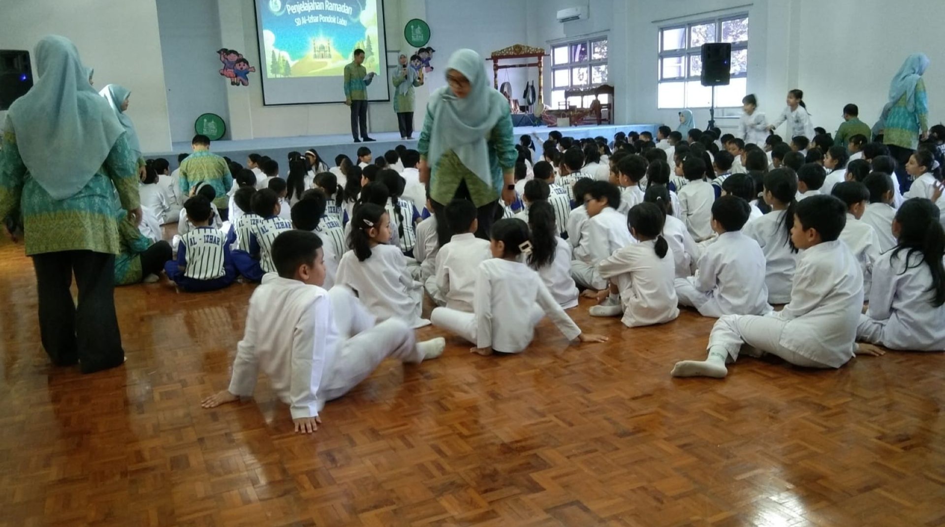 Tumbuhkan Empati Sejak Dini, SD Islam Al-Azhar Bersama DT Peduli Gelar Dongeng Inspiratif dan Galang Dana untuk Palestina