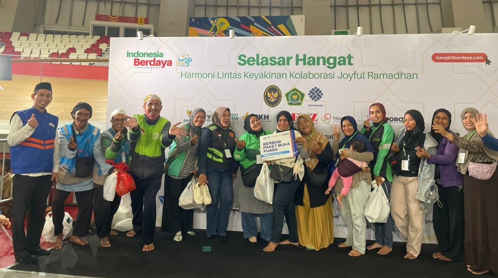 Puncak Indonesia Berdaya, DT Peduli Bersama Kemenag dan FOZ Santuni 4.000 Anak Yatim di Velodrome