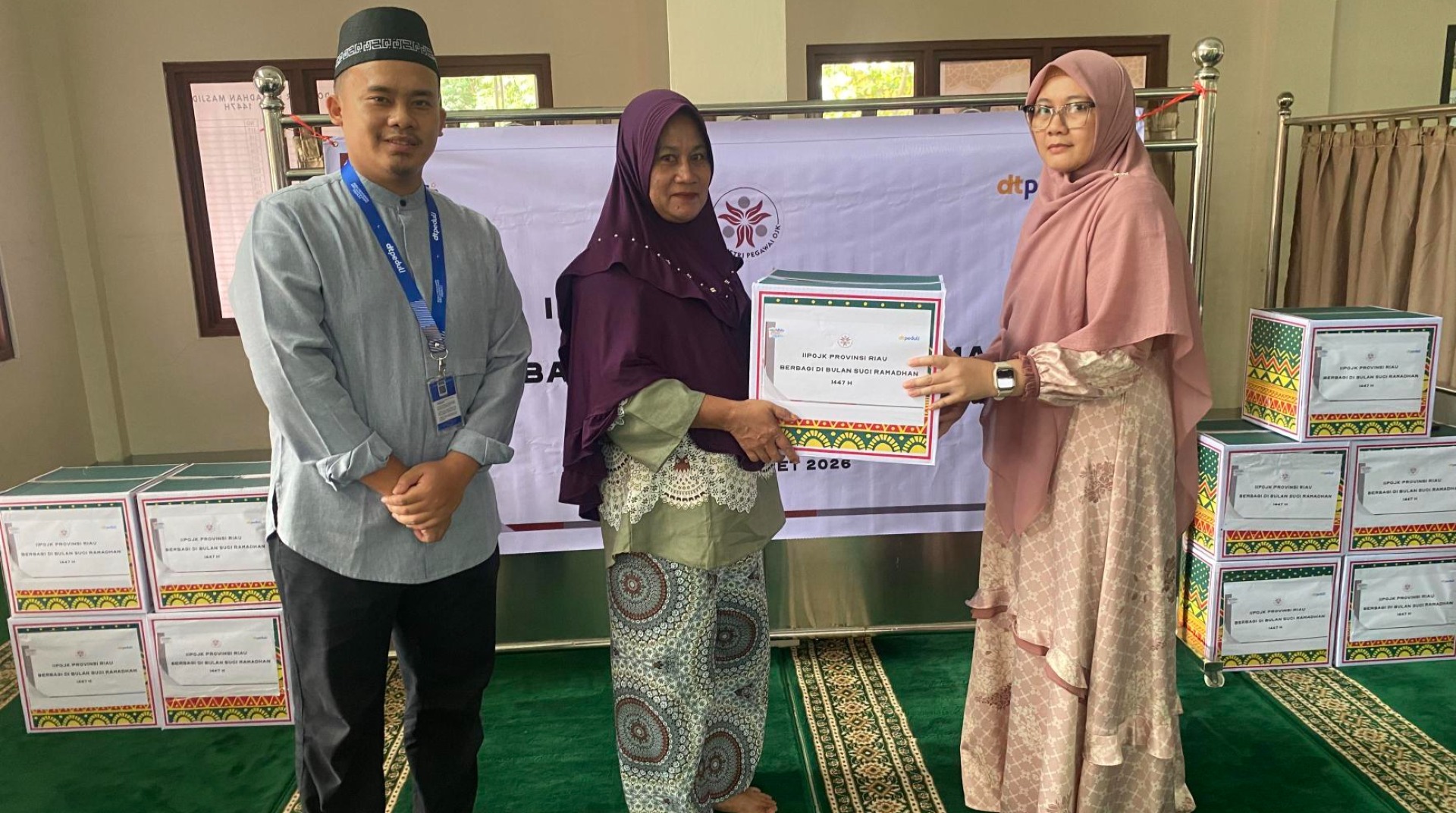 DT Peduli Riau dan IIPOJK Salurkan Bingkisan Lebaran untuk Dhuafa di Payung Sekaki, Pekanbaru 