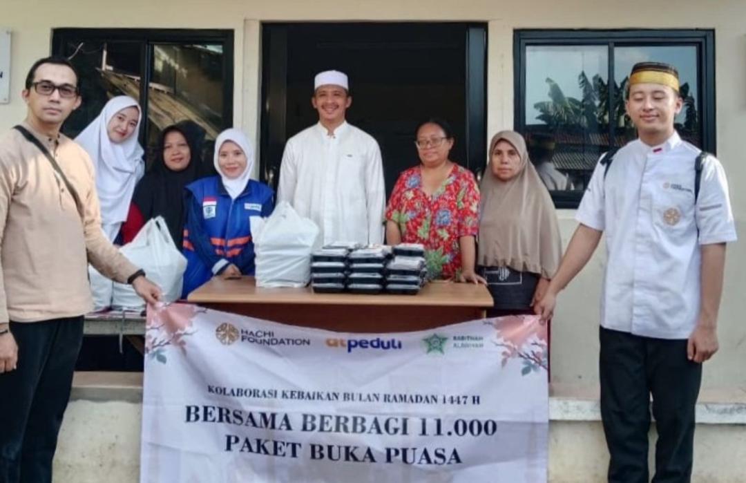 Hachi Foundation Bersama DT Peduli Robitoh Alawiyah Bagikan Paket Buka Puasa di Kampung Pemulung Pondok Labu 