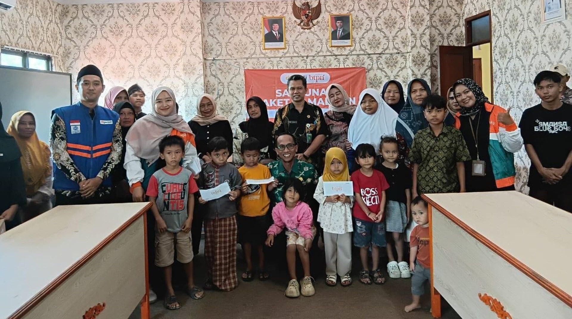 Wujudkan Kepedulian, BTPN Syariah dan DT Peduli Bekasi Salurkan Paket Lebaran di Bojongmangu 