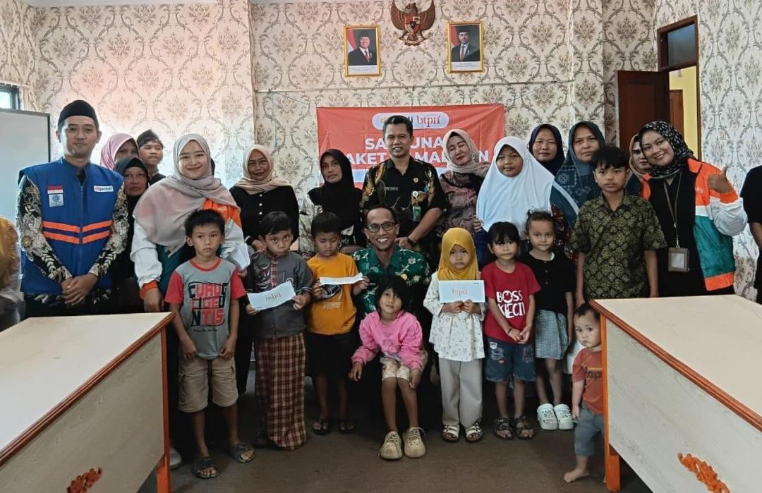Wujudkan Kepedulian, BTPN Syariah dan DT Peduli Bekasi Salurkan Paket Lebaran di Bojongmangu 