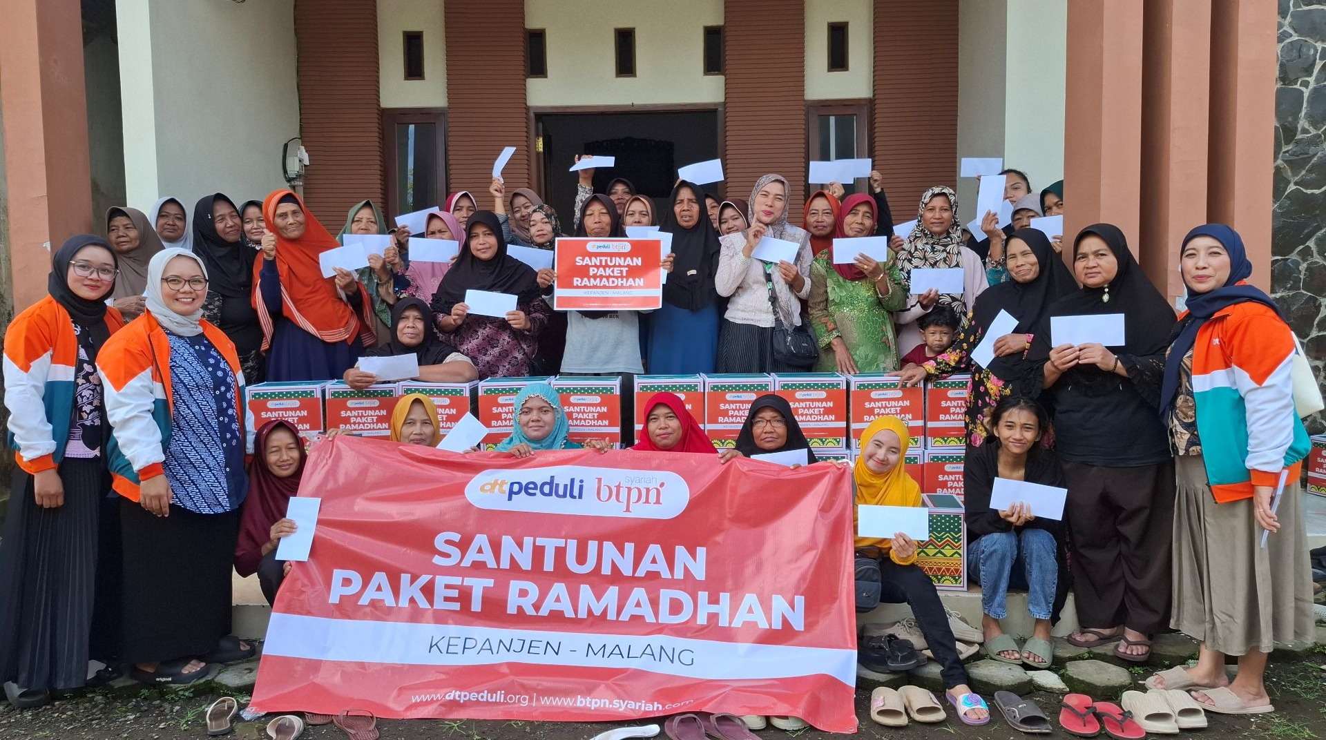 Tebar Kebahagiaan Ramadhan, DT Peduli Bersama BTPN Syariah Malang Salurkan Bingkisan Lebaran untuk Nasabah Dhuafa 