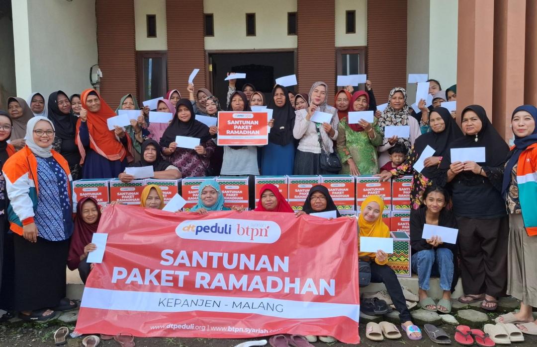 Tebar Kebahagiaan Ramadhan, DT Peduli Bersama BTPN Syariah Malang Salurkan Bingkisan Lebaran untuk Nasabah Dhuafa 