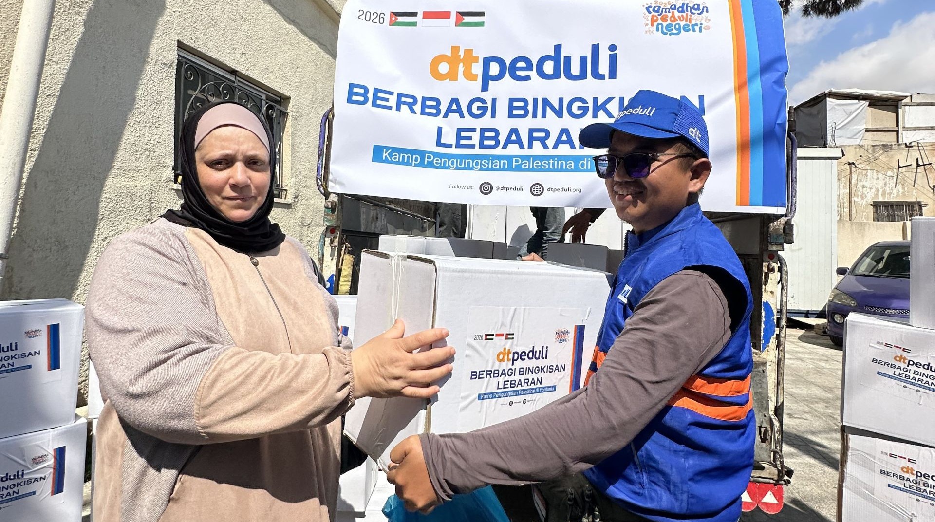 Hangatnya Paket Buka Puasa dan Bingkisan Lebaran untuk Pengungsi Palestina 