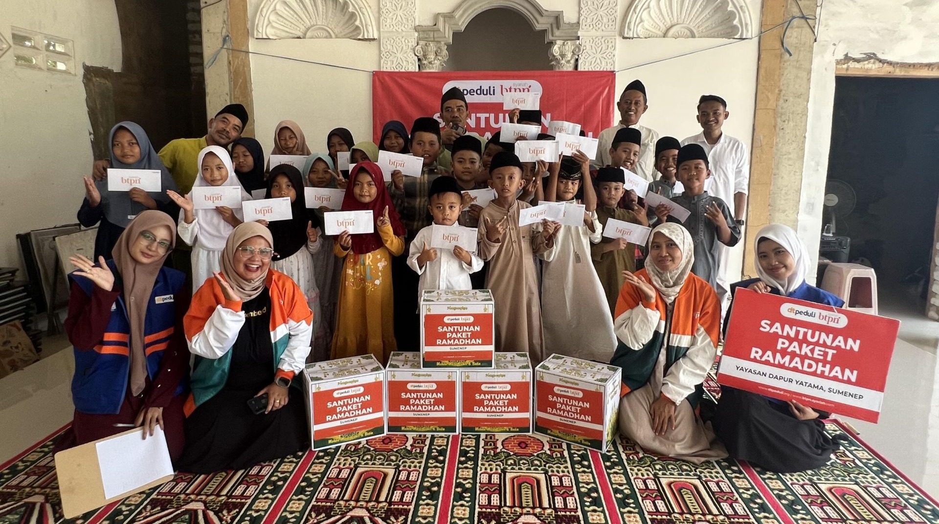 Hadirkan Kebahagiaan Yatim dan Dhuafa di Sumenep, DT Peduli dan BTPN Syariah Salurkan Santunan Paket Ramadhan