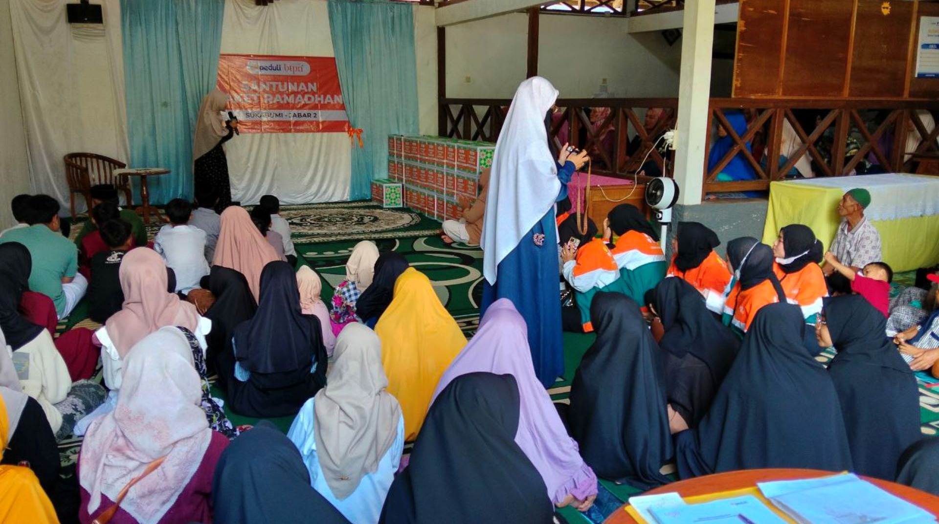 Tebar Kebahagiaan Dhuafa dan Yatim, DT Peduli dan BTPN Syariah Salurkan Santunan Paket Ramadhan di Sukabumi  